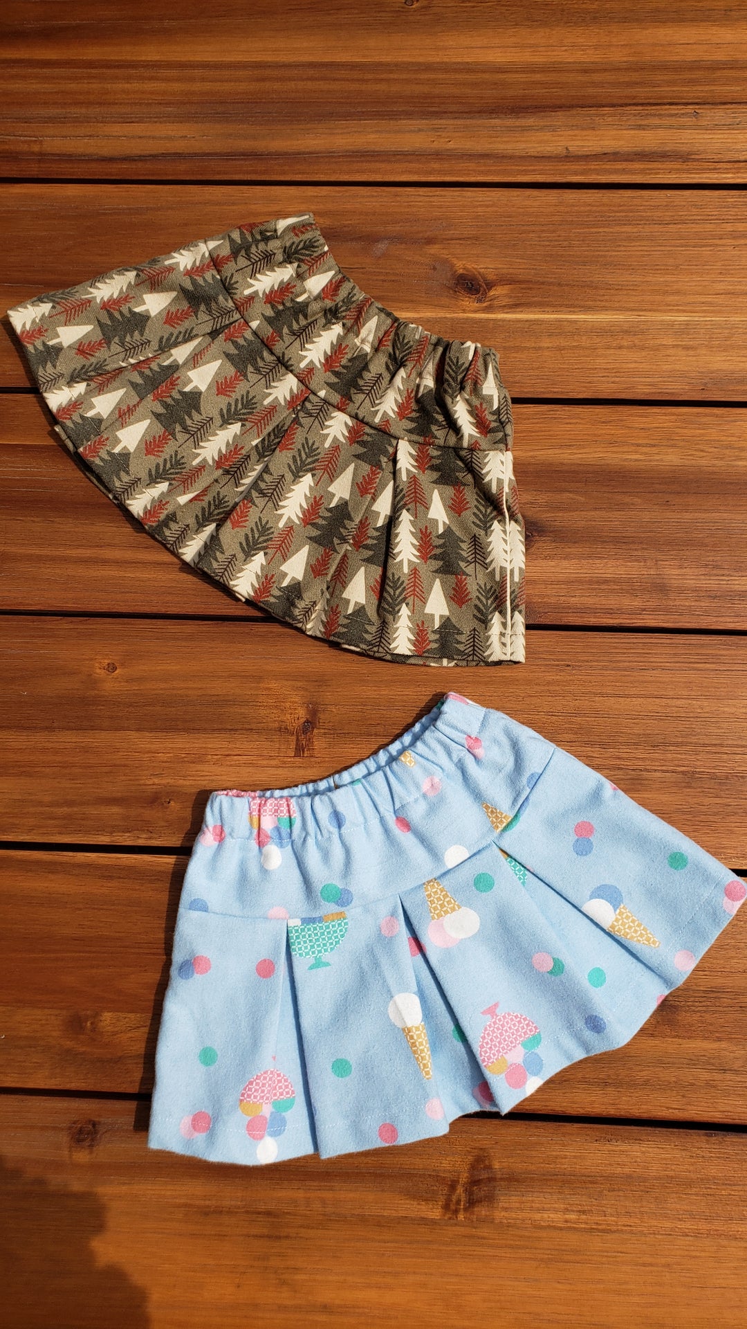 Let your baby girl take on the world in style with our Pleated Skirt! This colorful flannel cotton pleated skirt is complete with a soft elastic waistband, an internal cotton layer, and happy prints that are ready for any adventure - be it a trek through the forest or a stroll on the beach for a scoop of gelato! Liten Aventuris Collections. Volangkjol. Flicka, Barn och Babis kläder. Kjol för flickar och babis. Cotton skirt, Bomullskjol.