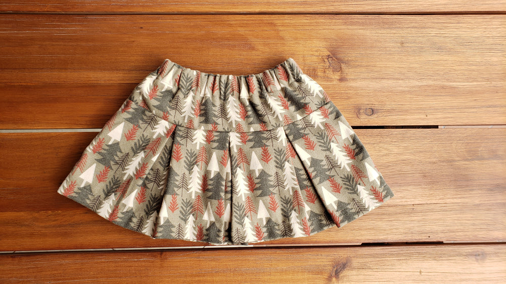 Let your baby girl take on the world in style with our Pleated Skirt! This colorful flannel cotton pleated skirt is complete with a soft elastic waistband, an internal cotton layer, and happy prints that are ready for any adventure - be it a trek through the forest or a stroll on the beach for a scoop of gelato! Liten Aventuris Collections. Volangkjol. Flicka, Barn och Babis kläder. Kjol för flickar och babis. Cotton skirt, Bomullskjol.