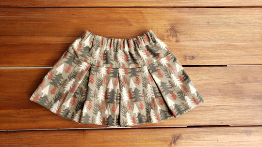 Let your baby girl take on the world in style with our Pleated Skirt! This colorful flannel cotton pleated skirt is complete with a soft elastic waistband, an internal cotton layer, and happy prints that are ready for any adventure - be it a trek through the forest or a stroll on the beach for a scoop of gelato! Liten Aventuris Collections. Volangkjol. Flicka, Barn och Babis kläder. Kjol för flickar och babis. Cotton skirt, Bomullskjol.