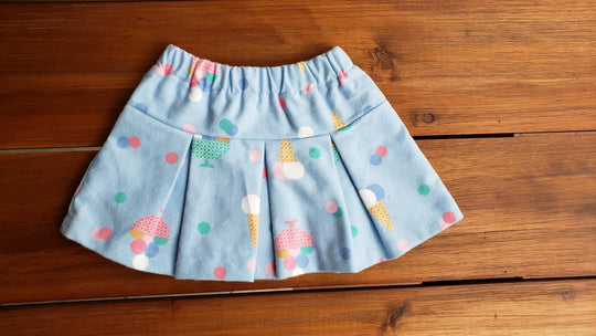 Let your baby girl take on the world in style with our Pleated Skirt! This colorful flannel cotton pleated skirt is complete with a soft elastic waistband, an internal cotton layer, and happy prints that are ready for any adventure - be it a trek through the forest or a stroll on the beach for a scoop of gelato! Liten Aventuris Collections. Volangkjol. Flicka, Barn och Babis kläder. Kjol för flickar och babis. Cotton skirt, Bomullskjol.