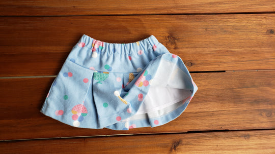 Let your baby girl take on the world in style with our Pleated Skirt! This colorful flannel cotton pleated skirt is complete with a soft elastic waistband, an internal cotton layer, and happy prints that are ready for any adventure - be it a trek through the forest or a stroll on the beach for a scoop of gelato! Liten Aventuris Collections. Volangkjol. Flicka, Barn och Babis kläder. Kjol för flickar och babis. Cotton skirt, Bomullskjol.