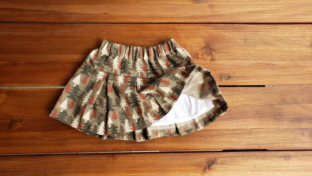 Let your baby girl take on the world in style with our Pleated Skirt! This colorful flannel cotton pleated skirt is complete with a soft elastic waistband, an internal cotton layer, and happy prints that are ready for any adventure - be it a trek through the forest or a stroll on the beach for a scoop of gelato! Liten Aventuris Collections. Volangkjol. Flicka, Barn och Babis kläder. Kjol för flickar och babis. Cotton skirt, Bomullskjol.