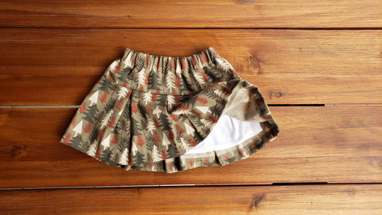 Let your baby girl take on the world in style with our Pleated Skirt! This colorful flannel cotton pleated skirt is complete with a soft elastic waistband, an internal cotton layer, and happy prints that are ready for any adventure - be it a trek through the forest or a stroll on the beach for a scoop of gelato! Liten Aventuris Collections. Volangkjol. Flicka, Barn och Babis kläder. Kjol för flickar och babis. Cotton skirt, Bomullskjol.