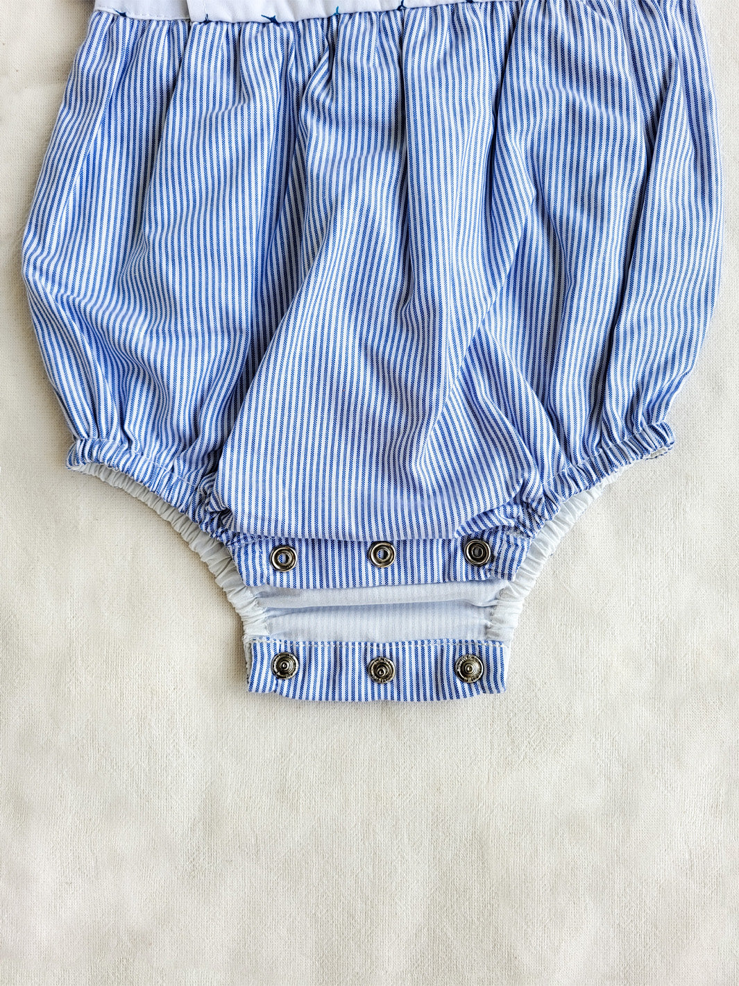 Baby Romper with frills and bloomers in blue | Babydräkt med volanger och bloomers i blått