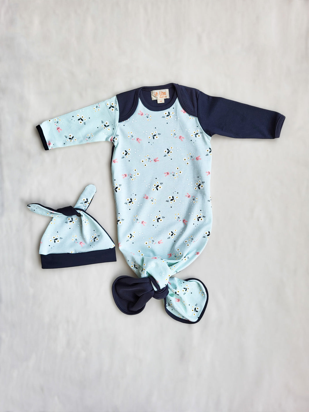 Newborn Organic Cotton Baby Sleeping Bag in Bunny print | Mjuk spädbarnssovsäck i kanintryck, av ekologisk bomull