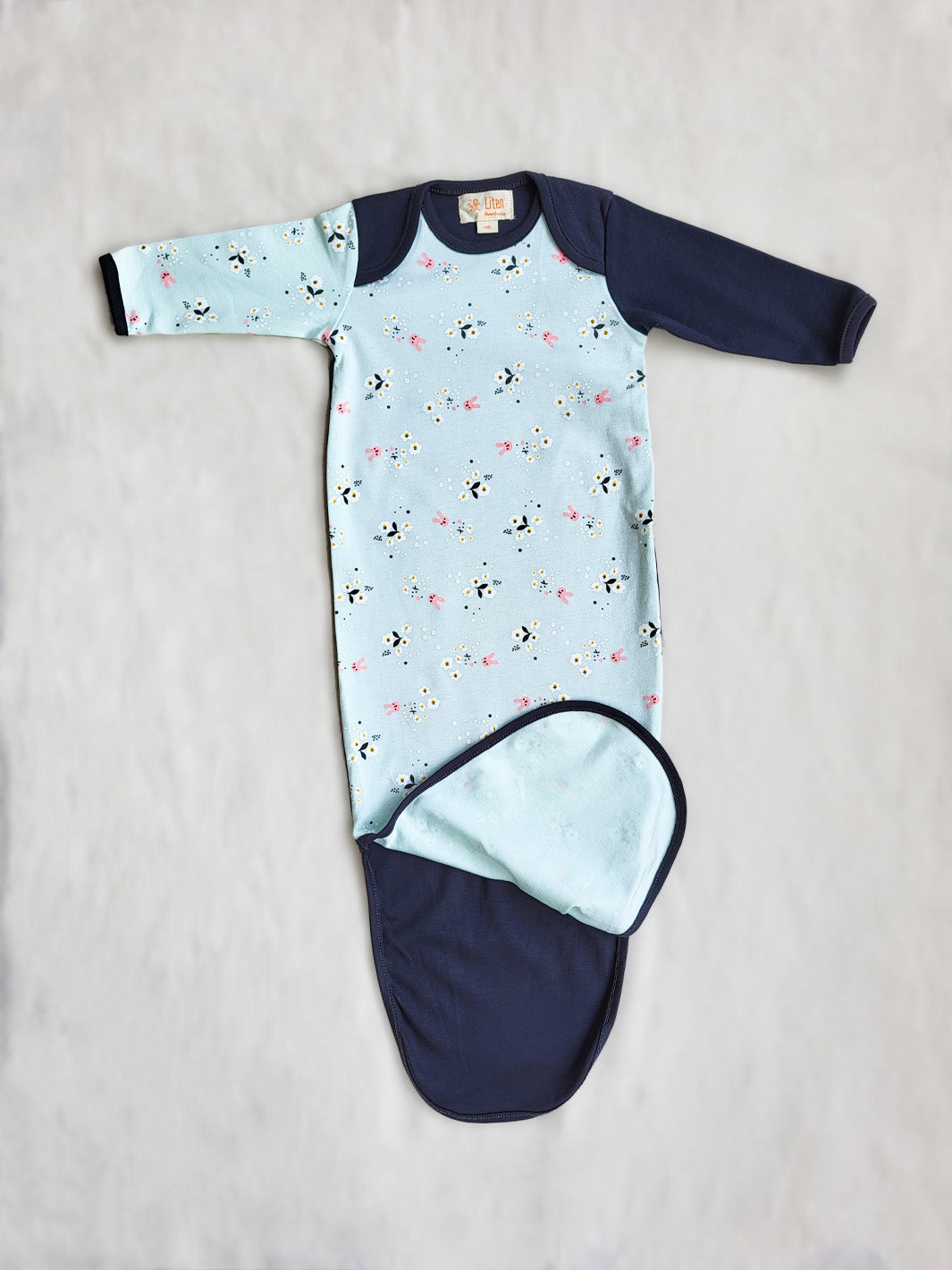 Newborn Organic Cotton Baby Sleeping Bag in Bunny print | Mjuk spädbarnssovsäck i kanintryck, av ekologisk bomull
