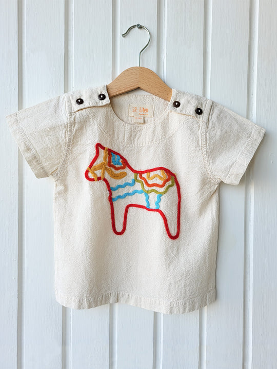 Dala T-shirt made of natural cotton, in cream, with beautifully embroidered symbolic horse | Pojken och flickan tröja