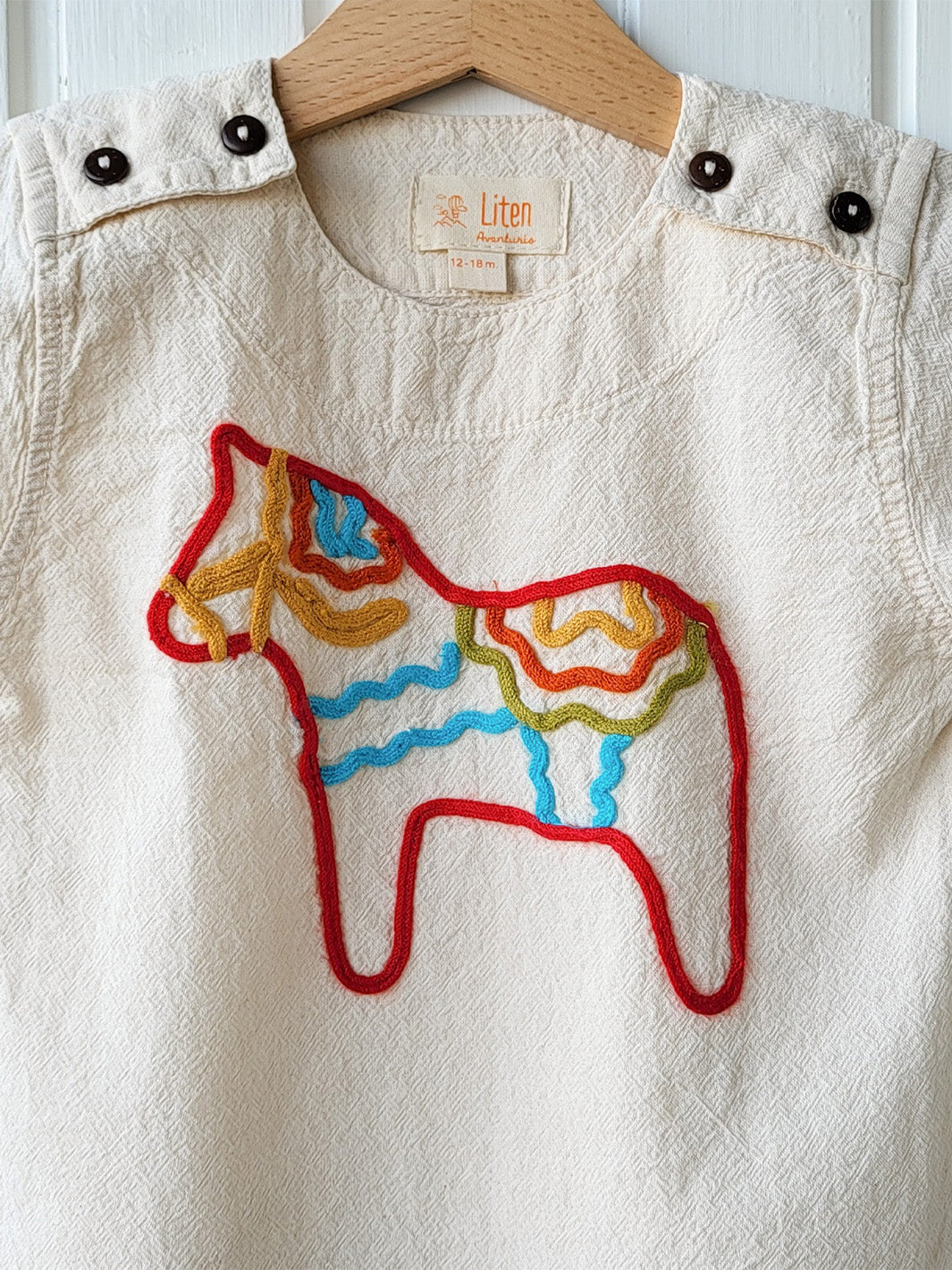 Dala T-shirt made of natural cotton, in cream, with beautifully embroidered symbolic horse | Pojken och flickan tröja