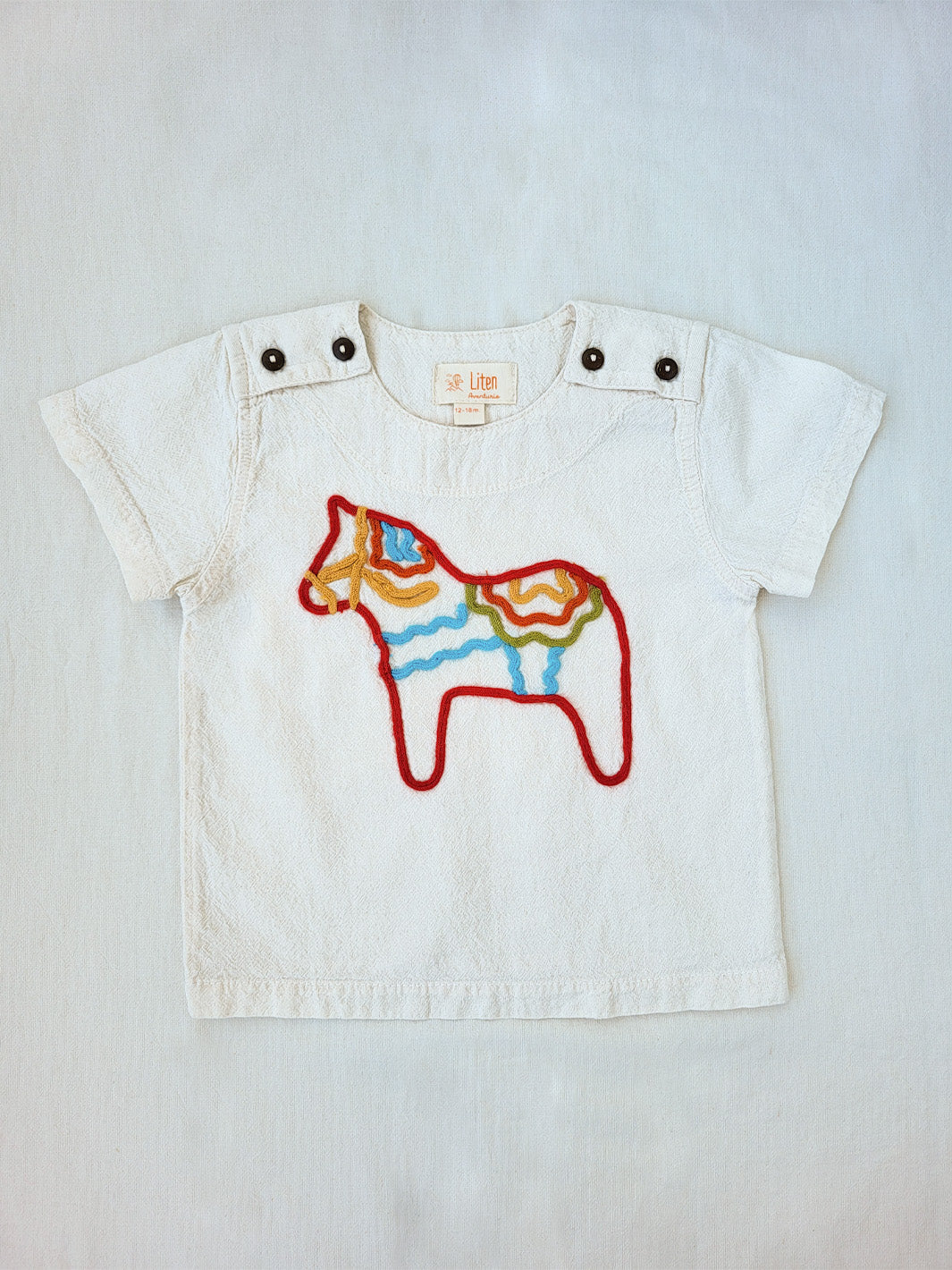 Dala T-shirt made of natural cotton, in cream, with beautifully embroidered symbolic horse | Pojken och flickan tröja