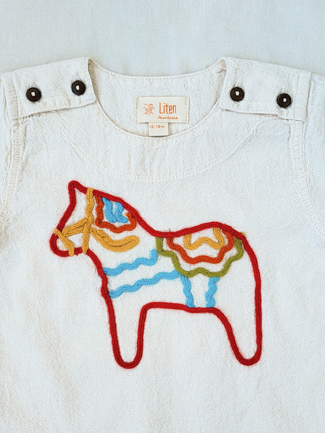 Dala T-shirt made of natural cotton, in cream, with beautifully embroidered symbolic horse | Pojken och flickan tröja