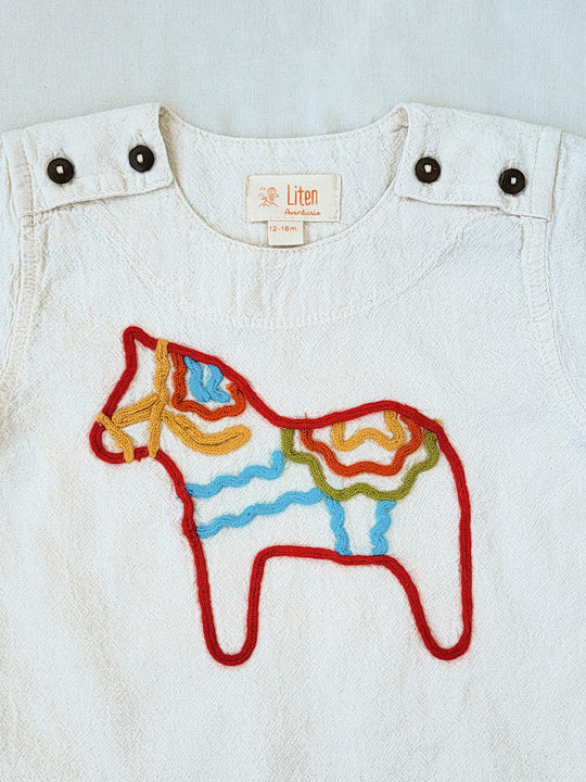 Dala T-shirt made of natural cotton, in cream, with beautifully embroidered symbolic horse | Pojken och flickan tröja