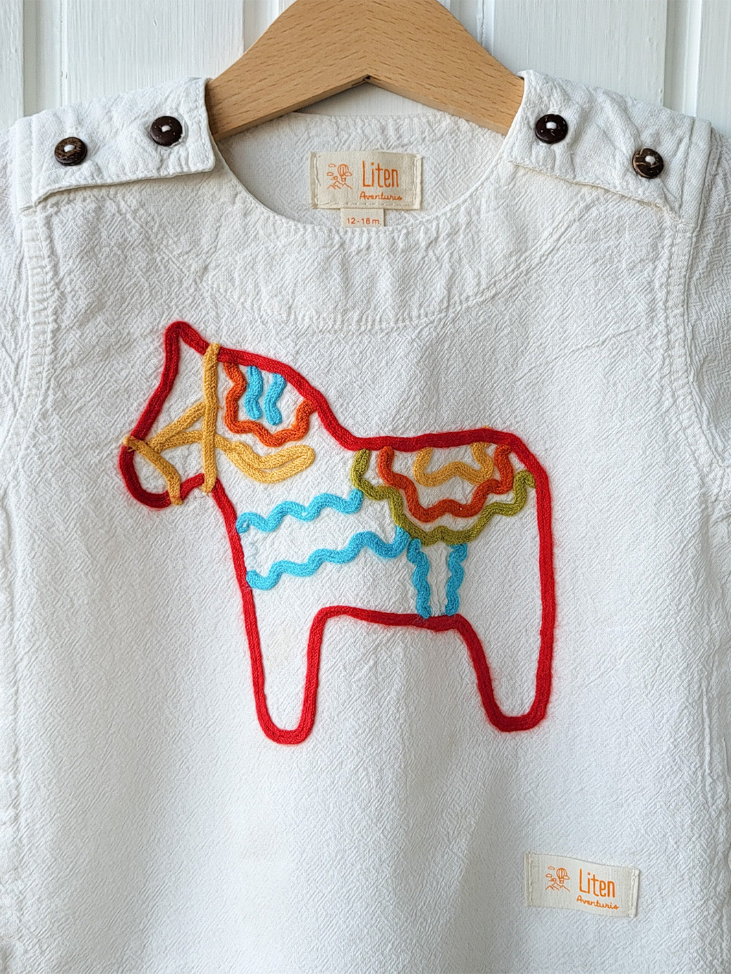 Dala white T-shirt made of natural cotton, with beautifully embroidered symbolic horse | Pojken och flickan tröja