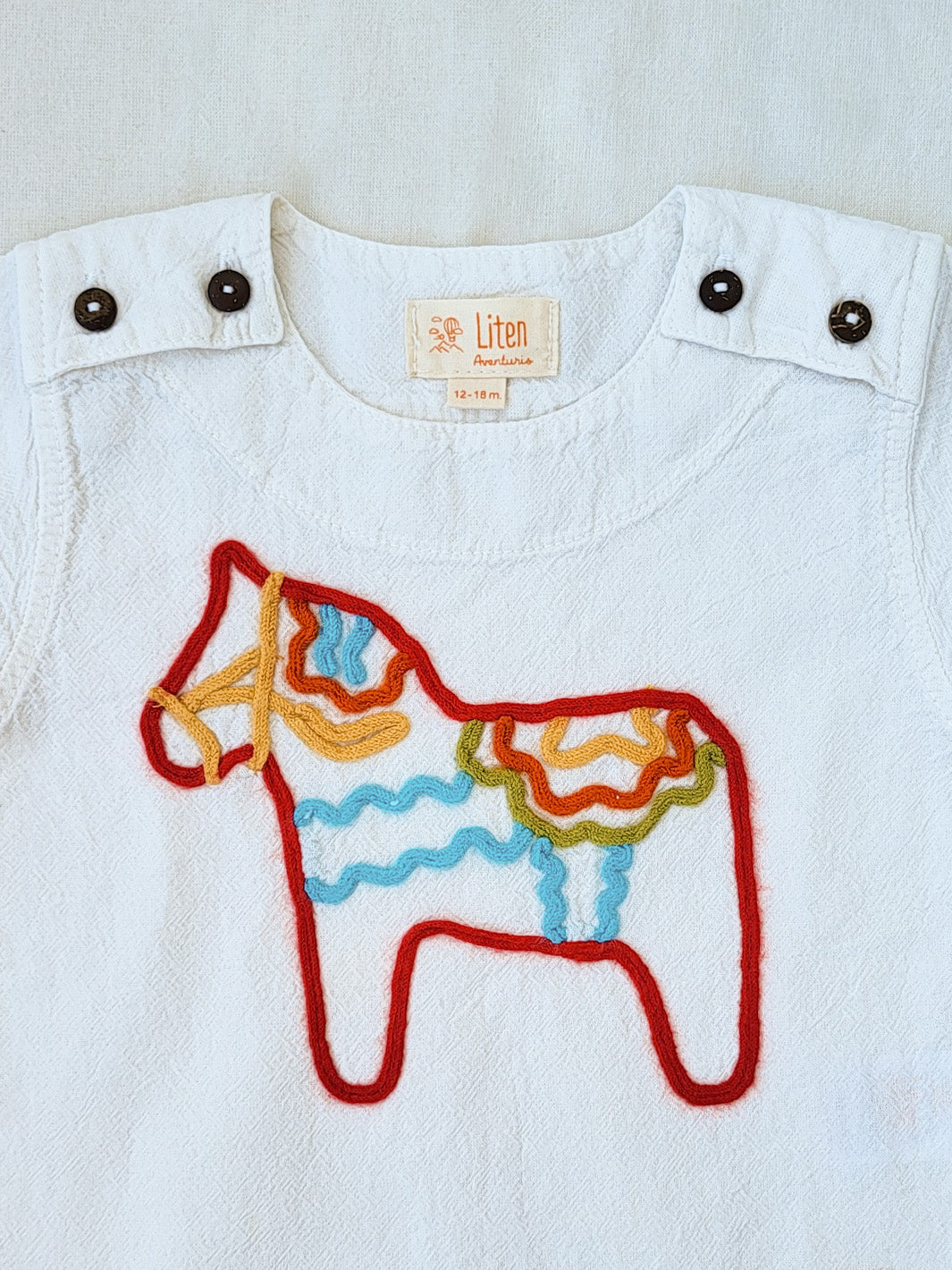 Dala white T-shirt made of natural cotton, with beautifully embroidered symbolic horse | Pojken och flickan tröja