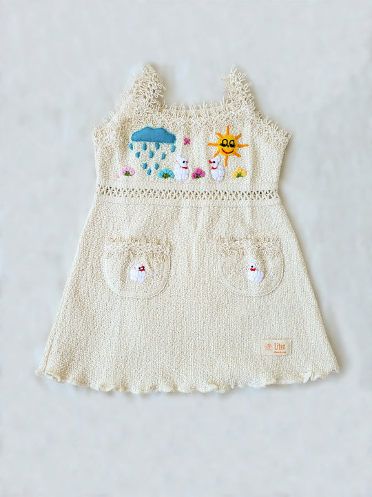 Liten Aventuris Collections. Dress your little star in this Estrella Dress! Featuring a strappy design, two front pockets with intricate cotton knitted lace, and colorful farm animal embroidery, your kiddo will be twinkling bright in no time! With its natural Peruvian Tanguis Cotton and star-inspired name, this dress will make your kids feel like they have the universe in their pocket! Ethically made in Peru. Ekologisk klänning för flickor och bebisar.