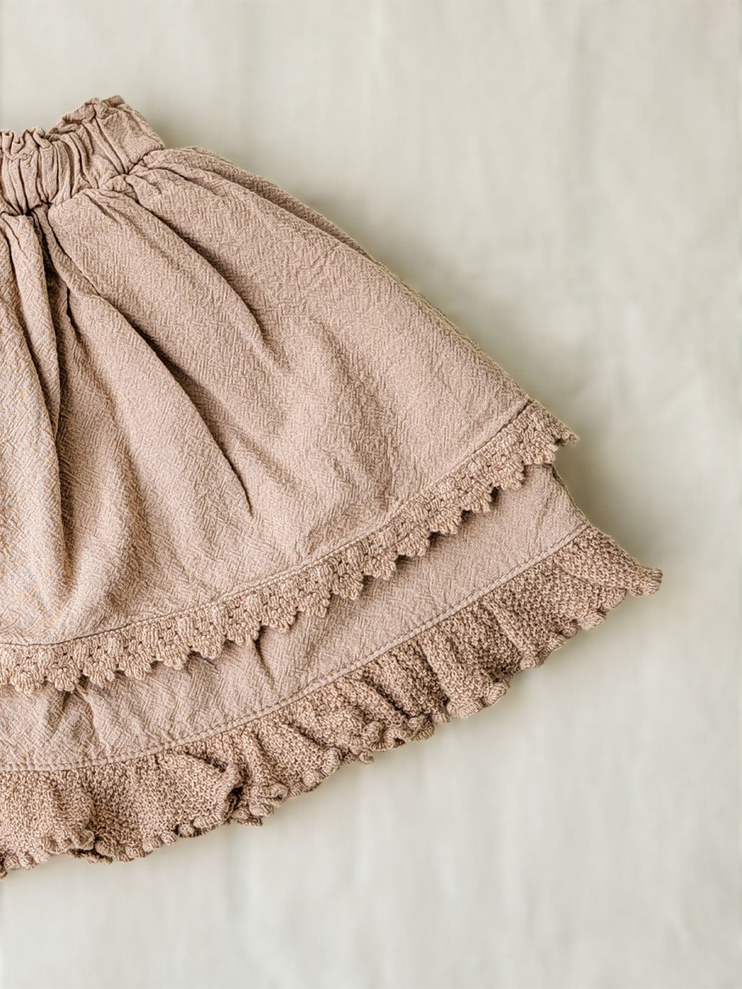 Our voluminous skirt Elise was made to bring happiness on sunny days! Its layers and nice embroidered details are inspired by the Peruvian traditional highland skirts, known as "polleras". Made with love in Peru in all-natural Peruvian cotton. Match this lovely skirt with any other top from any of our Liten Aventuris collections. Volangkjol. Flicka, Barn och Babis kläder. Kjol för flickar och babis. Cotton skirt, Bomullskjol.