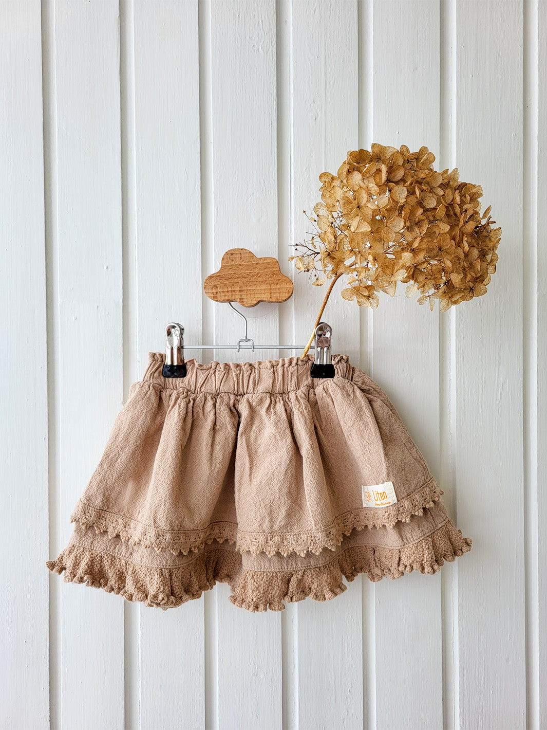 Our voluminous skirt Elise was made to bring happiness on sunny days! Its layers and nice embroidered details are inspired by the Peruvian traditional highland skirts, known as "polleras". Made with love in Peru in all-natural Peruvian cotton. Match this lovely skirt with any other top from any of our Liten Aventuris collections. Volangkjol. Flicka, Barn och Babis kläder. Kjol för flickar och babis. Cotton skirt, Bomullskjol.
