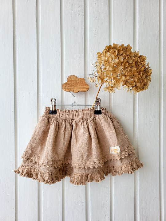 Our voluminous skirt Elise was made to bring happiness on sunny days! Its layers and nice embroidered details are inspired by the Peruvian traditional highland skirts, known as "polleras". Made with love in Peru in all-natural Peruvian cotton. Match this lovely skirt with any other top from any of our Liten Aventuris collections. Volangkjol. Flicka, Barn och Babis kläder. Kjol för flickar och babis. Cotton skirt, Bomullskjol.