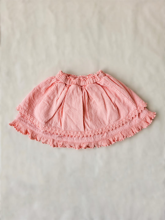 Our voluminous skirt Elise was made to bring happiness on sunny days! Its layers and nice embroidered details are inspired by the Peruvian traditional highland skirts, known as "polleras". Made with love in Peru in all-natural Peruvian cotton. Match this lovely skirt with any other top from any of our Liten Aventuris collections. Volangkjol. Flicka, Barn och Babis kläder. Kjol för flickar och babis. Cotton skirt, Bomullskjol.