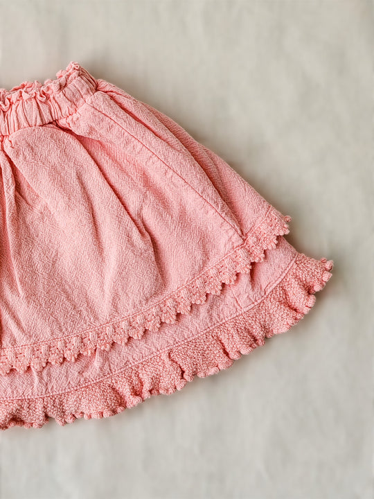 Our voluminous skirt Elise was made to bring happiness on sunny days! Its layers and nice embroidered details are inspired by the Peruvian traditional highland skirts, known as "polleras". Made with love in Peru in all-natural Peruvian cotton. Match this lovely skirt with any other top from any of our Liten Aventuris collections. Volangkjol. Flicka, Barn och Babis kläder. Kjol för flickar och babis. Cotton skirt, Bomullskjol.
