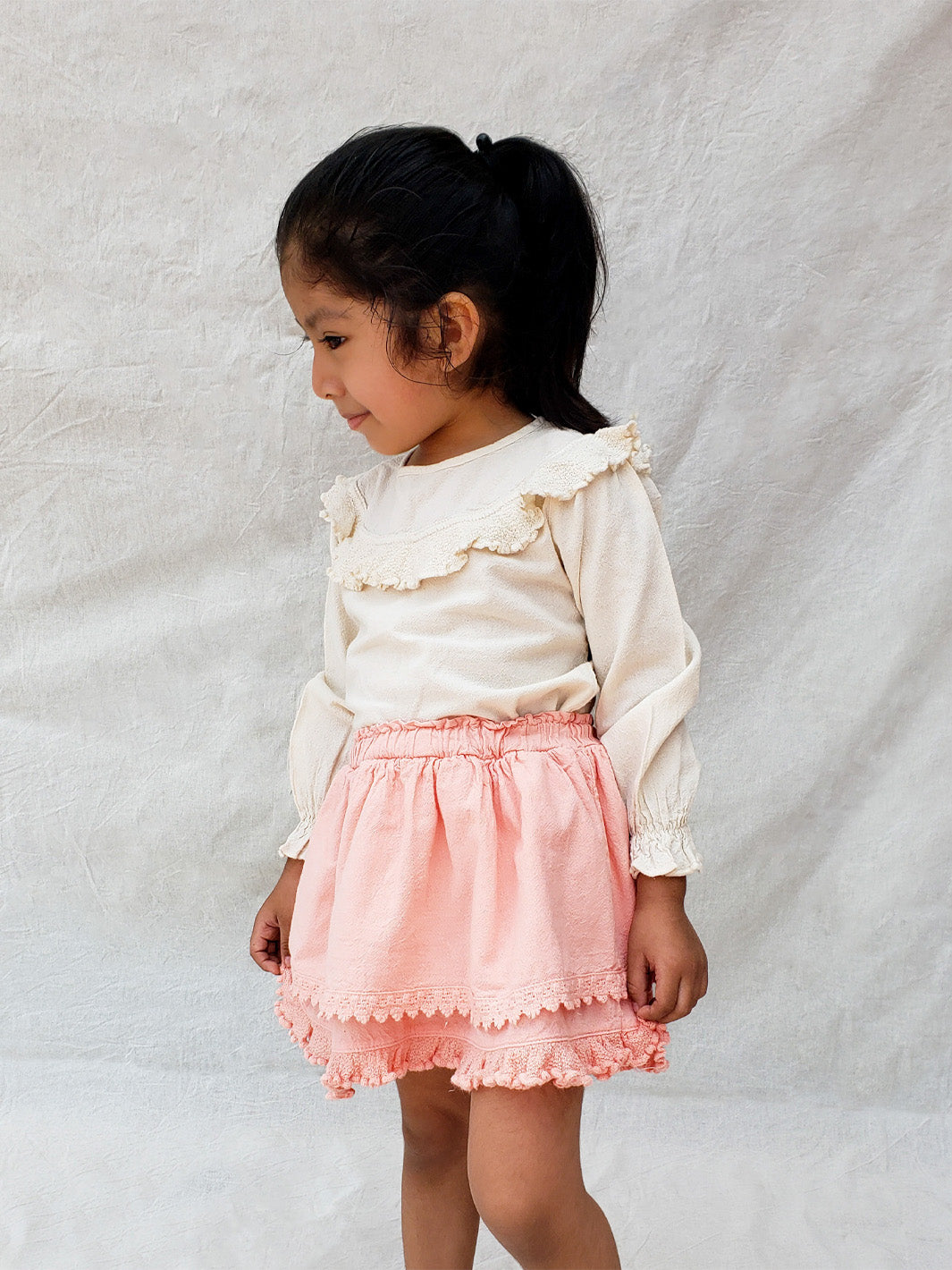 Our voluminous skirt Elise was made to bring happiness on sunny days! Its layers and nice embroidered details are inspired by the Peruvian traditional highland skirts, known as "polleras". Made with love in Peru in all-natural Peruvian cotton. Match this lovely skirt with any other top from any of our Liten Aventuris collections. Volangkjol. Flicka, Barn och Babis kläder. Kjol för flickar och babis. Cotton skirt, Bomullskjol.