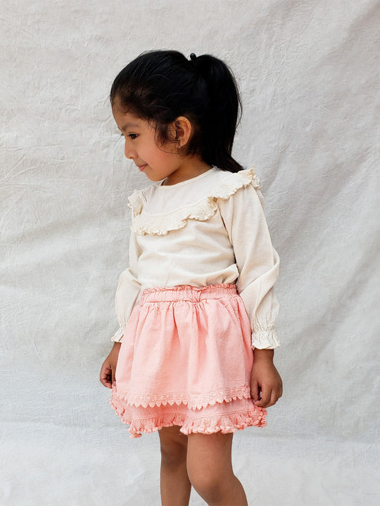 Our voluminous skirt Elise was made to bring happiness on sunny days! Its layers and nice embroidered details are inspired by the Peruvian traditional highland skirts, known as "polleras". Made with love in Peru in all-natural Peruvian cotton. Match this lovely skirt with any other top from any of our Liten Aventuris collections. Volangkjol. Flicka, Barn och Babis kläder. Kjol för flickar och babis. Cotton skirt, Bomullskjol.