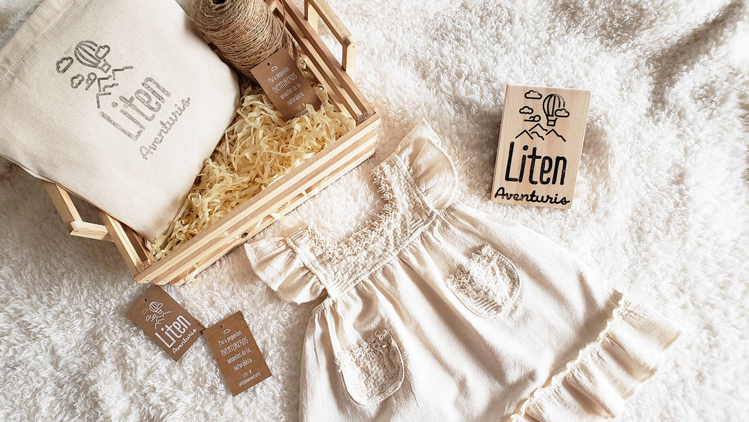Click to learn about the Liten Aventuris Brand: Undyed artisanal and sustainable tocuyo cotton dress. | Klicka för att lära dig om Liten Aventuris-varumärket: Ofärgad hantverksmässig och hållbarTocuyo-bomullsklänning. | Haz click para saber más sobre la marca Liten Aventuris: Vestido artesanal y sostenible de algodón Tocuyo sin teñir.