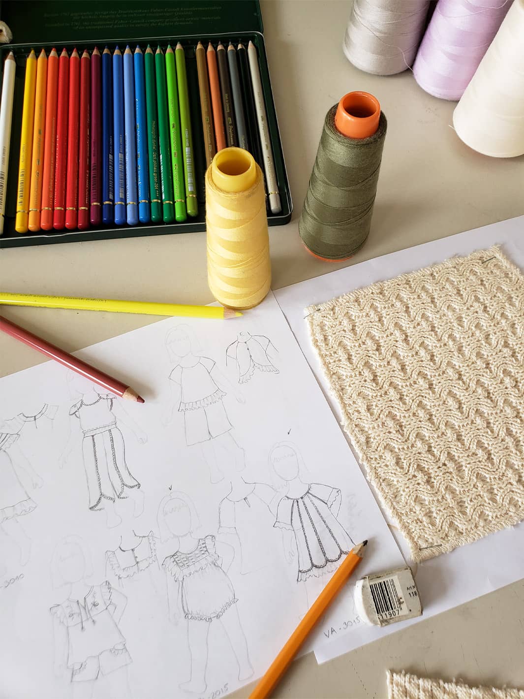 Design sketches & swatches inspire Liten Aventuris' sustainable kids' clothing. | Designskisser & tygprover inspirerar Liten Aventuris hållbara barnkläder. | Bocetos y muestras inspiran la ropa infantil sostenible de Liten Aventuris.