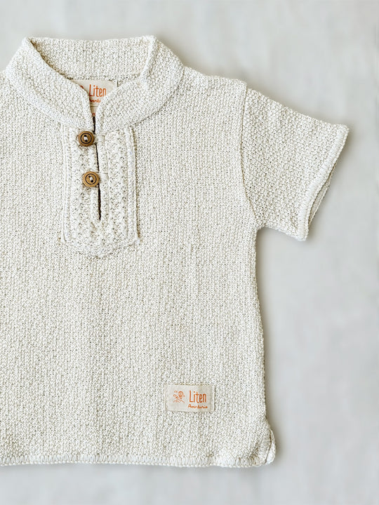 Liten Aventuris Collections. This crafted Luigi Shirt is made of 100% knitted natural Peruvian cotton for a comfortable and lightweight fit. This classic shirt features a mao collar with wooden buttons and a beautifully knitted honeycomb pattern in the opening. It has two apertures on the sides and is finished with knitted trims around the sleeves and base. The loose fit makes it comfortable and perfect for playing. Bomullskläder, barnkläder, Pojken tröja, Skjortor, Natural kläder, ekologisk kläder.