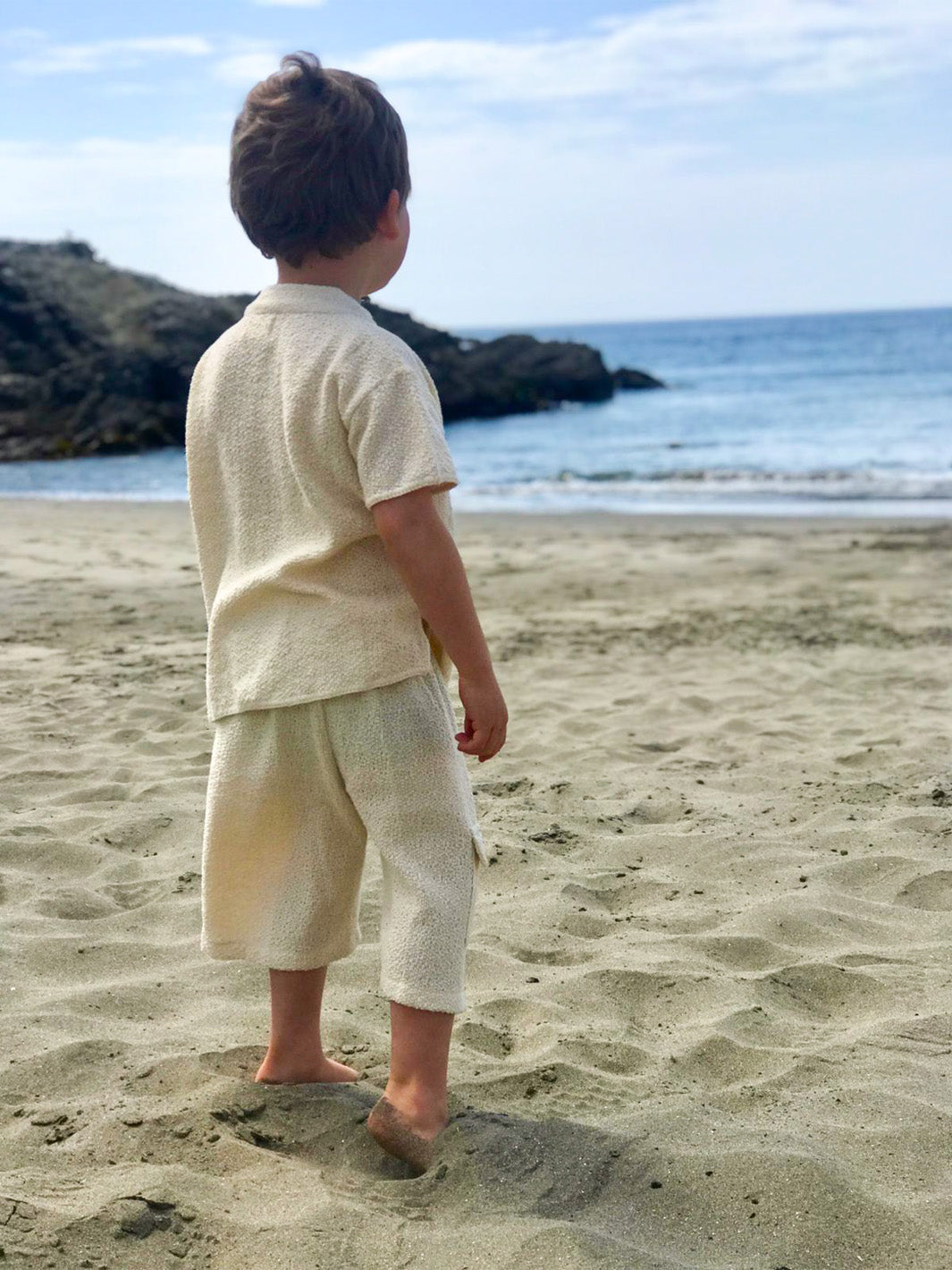 Liten Aventuris Collections. Looking for cool style and comfort for your little one? Our Tron Bermuda shorts got your boy covered! Made from knitted cotton, these stylish Bermudas are the perfect combo of comfort and cute. With an elasticated waistband, one pocket, and a loose fit, these shorts are built to last in style and fabric! Barnkläder, Bomullskläder, Natural kläder. Flicka och pojken kläder. Barn kortbyxor, byxor, byxa.