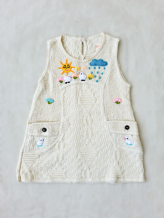 Liten Aventuris Collections. This Nira Dress is made of pure natural Peruvian tanguis cotton. So it's as comfy as it is stylish! It has a combination of geometric knitted patterns, two diagonal front pockets and decorative coconut buttons. With cute hand embroidery of colorful flowers, and friendly little animals, it's perfect for inspiring any little girl's imagination and bringing happiness to their wardrobe! Ethically made in Peru. Ekologisk klänning för flickor och bebisar.