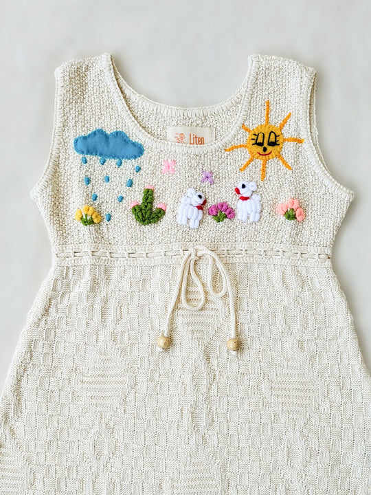Liten Avevnturis Collections. Our Ñusta dress is the cutest look for your special little one! Delicately hand-embroidered, by Peruvian artisans, with adorable animals and elements from nature. Made in all Peruvian knitted tanguis cotton with delicately knitted terminations. Plus, the bottom part has a fun geometrical design that'll have your mini fashionista stand out from the crowd! Ethically made in Peru. Ekologisk klänning för flickor och bebisar.