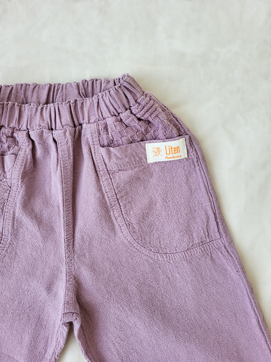 The Olve pants are light and very comfortable. Excellent for traveling or playing outside! These loose-fit pants provide freedom of movement. And the lateral pockets at the front are internally layered with a knitted-cotton pattern. This gives the perfect artisanal touch. Mix and match different outfits with any top from any of our Liten Aventuris collections. Unisex cotton pants. Barnkläder, Bomullskläder, Natural kläder. Flicka, pojken och babis kläder. Barn Byxor.