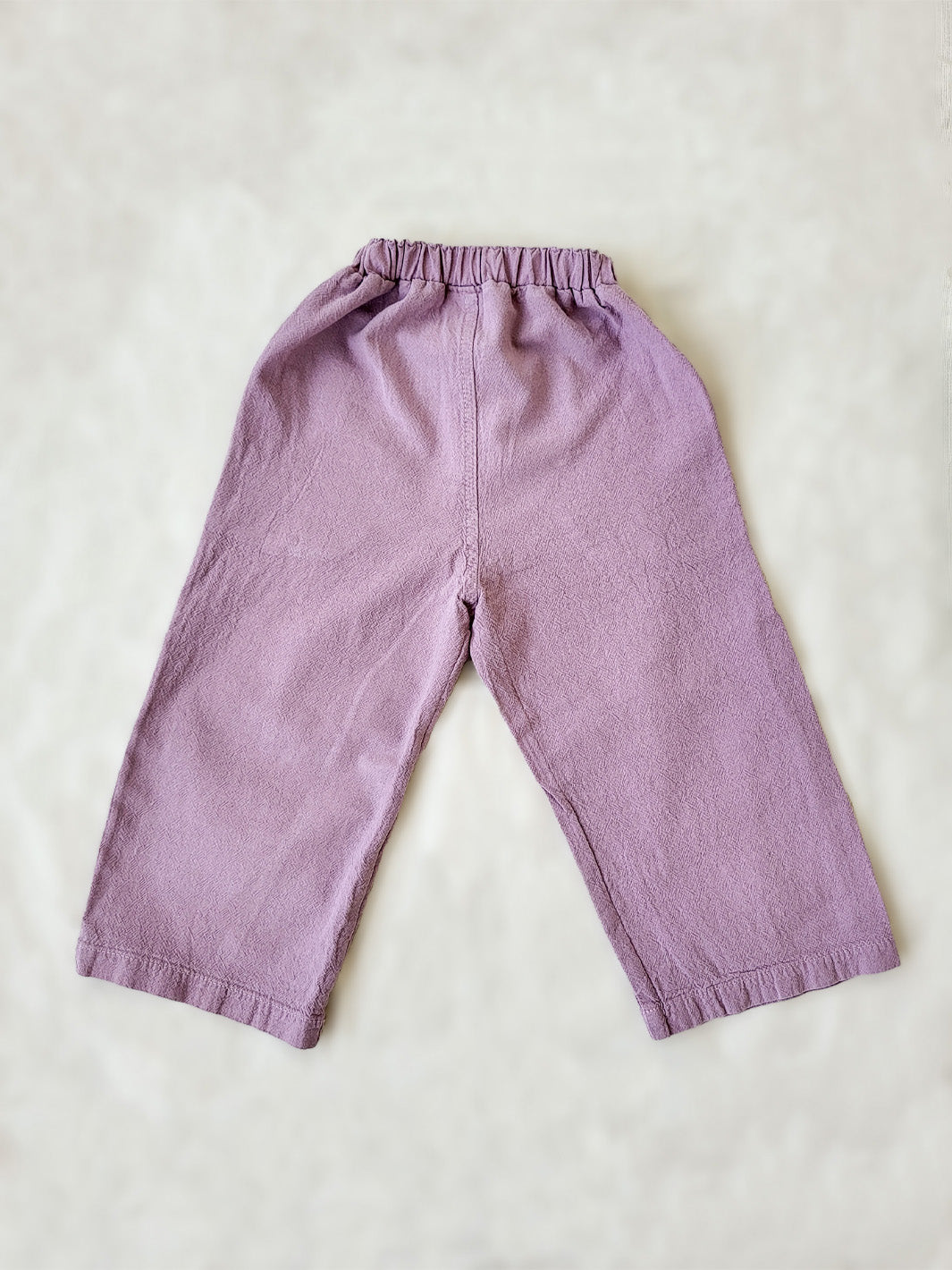 The Olve pants are light and very comfortable. Excellent for traveling or playing outside! These loose-fit pants provide freedom of movement. And the lateral pockets at the front are internally layered with a knitted-cotton pattern. This gives the perfect artisanal touch. Mix and match different outfits with any top from any of our Liten Aventuris collections. Unisex cotton pants. Barnkläder, Bomullskläder, Natural kläder. Flicka, pojken och babis kläder. Barn Byxor.