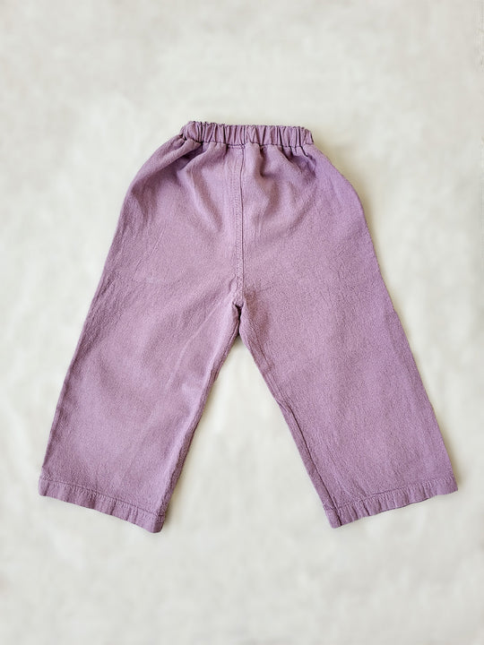 The Olve pants are light and very comfortable. Excellent for traveling or playing outside! These loose-fit pants provide freedom of movement. And the lateral pockets at the front are internally layered with a knitted-cotton pattern. This gives the perfect artisanal touch. Mix and match different outfits with any top from any of our Liten Aventuris collections. Unisex cotton pants. Barnkläder, Bomullskläder, Natural kläder. Flicka, pojken och babis kläder. Barn Byxor.