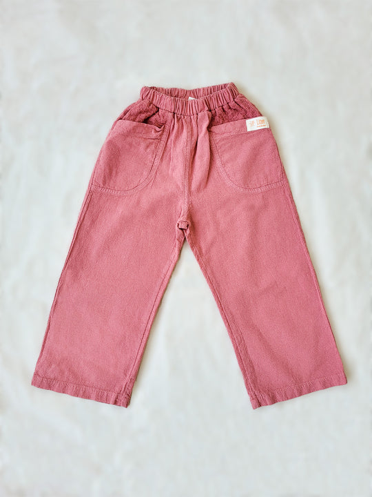 The Olve pants are light and very comfortable. Excellent for traveling or playing outside! These loose-fit pants provide freedom of movement. And the lateral pockets at the front are internally layered with a knitted-cotton pattern. This gives the perfect artisanal touch. Mix and match different outfits with any top from any of our Liten Aventuris collections. Unisex cotton pants. Barnkläder, Bomullskläder, Natural kläder. Flicka, pojken och babis kläder. Barn Byxor.