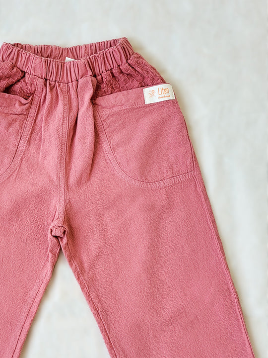 The Olve pants are light and very comfortable. Excellent for traveling or playing outside! These loose-fit pants provide freedom of movement. And the lateral pockets at the front are internally layered with a knitted-cotton pattern. This gives the perfect artisanal touch. Mix and match different outfits with any top from any of our Liten Aventuris collections. Unisex cotton pants. Barnkläder, Bomullskläder, Natural kläder. Flicka, pojken och babis kläder. Barn Byxor.