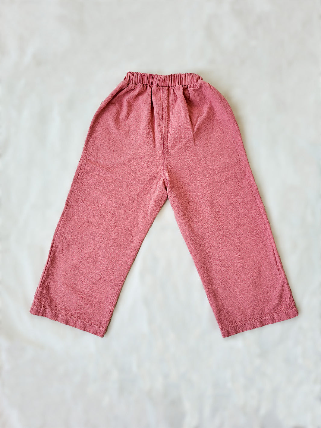 The Olve pants are light and very comfortable. Excellent for traveling or playing outside! These loose-fit pants provide freedom of movement. And the lateral pockets at the front are internally layered with a knitted-cotton pattern. This gives the perfect artisanal touch. Mix and match different outfits with any top from any of our Liten Aventuris collections. Unisex cotton pants. Barnkläder, Bomullskläder, Natural kläder. Flicka, pojken och babis kläder. Barn Byxor.