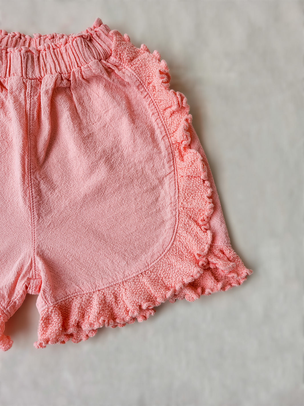 The beautiful Linn shorts are a wide-fit style. Perfect for climbing up trees or going on an adventure in the forest. Its lightweight cotton-knitted ruffles give the perfect light and artisanal touch. Flicka, Barn och Babis kläder. Barn kortbyxor, byxor, byxa. Combine with any other top from anny of our Liten Aventuris collections.