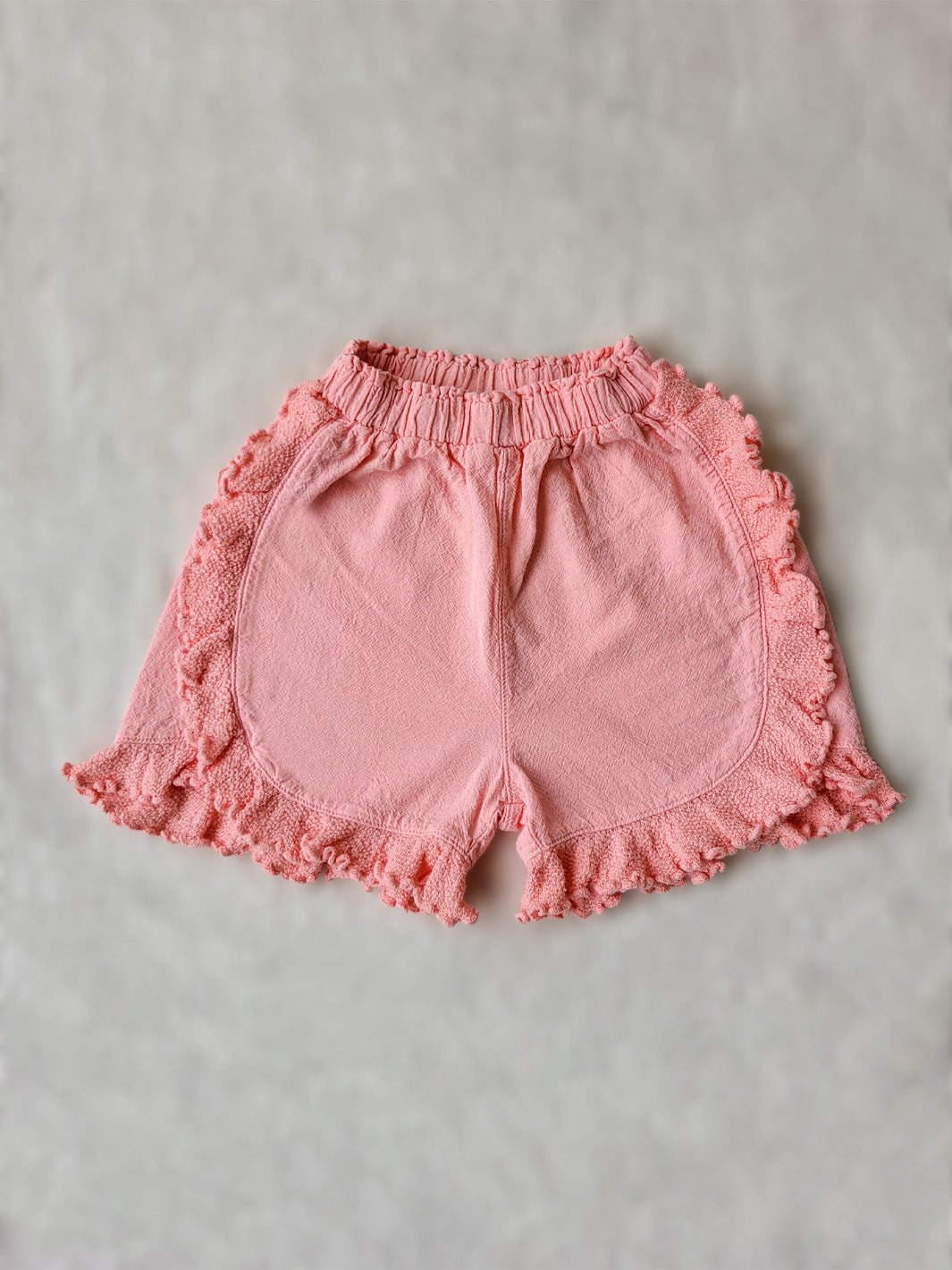 The beautiful Linn shorts are a wide-fit style. Perfect for climbing up trees or going on an adventure in the forest. Its lightweight cotton-knitted ruffles give the perfect light and artisanal touch. Flicka, Barn och Babis kläder. Barn kortbyxor, byxor, byxa. Combine with any other top from anny of our Liten Aventuris collections.