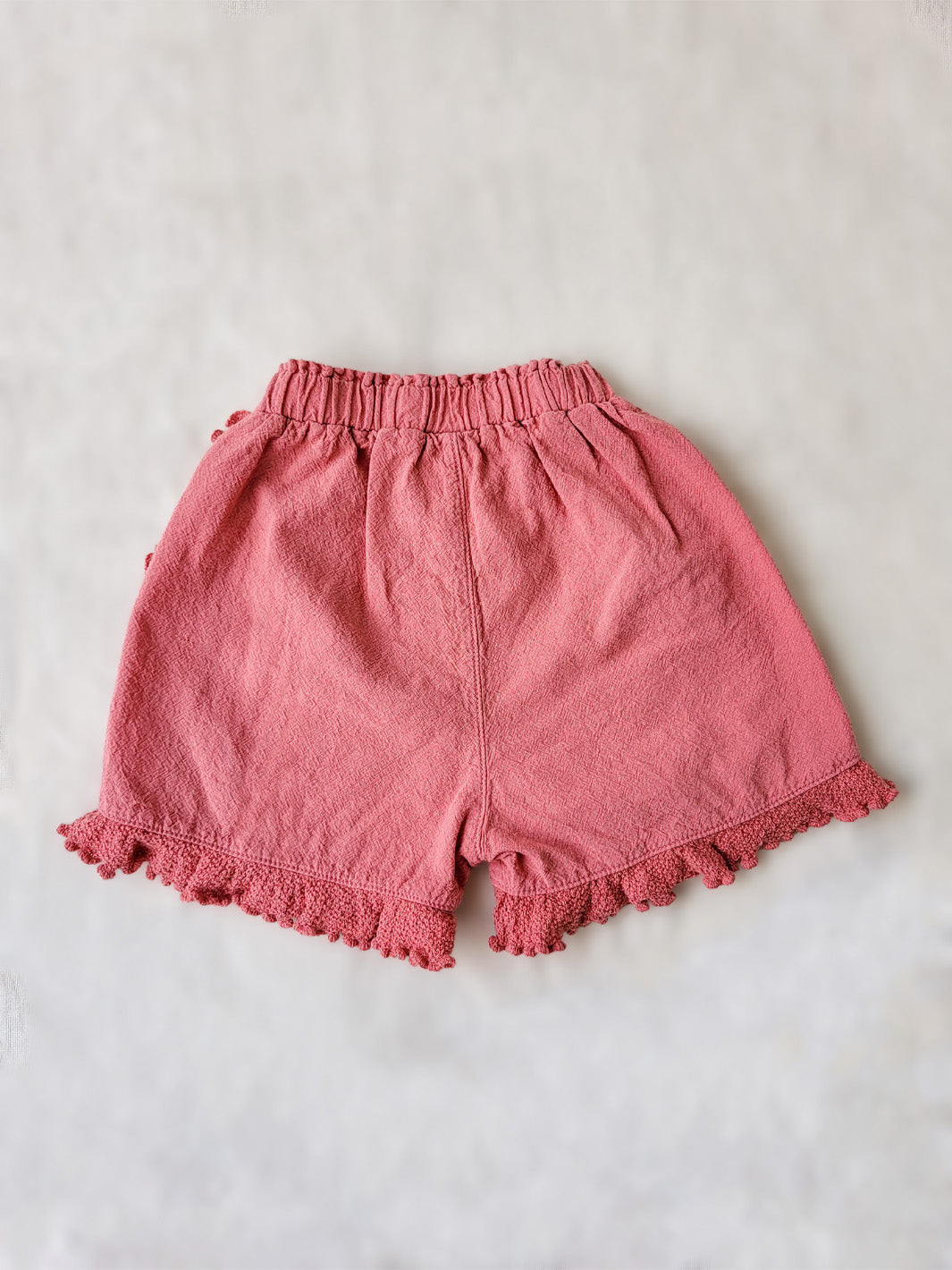 The beautiful Linn shorts are a wide-fit style. Perfect for climbing up trees or going on an adventure in the forest. Its lightweight cotton-knitted ruffles give the perfect light and artisanal touch. Flicka, Barn och Babis kläder. Barn kortbyxor, byxor, byxa. Combine with any other top from anny of our Liten Aventuris collections.