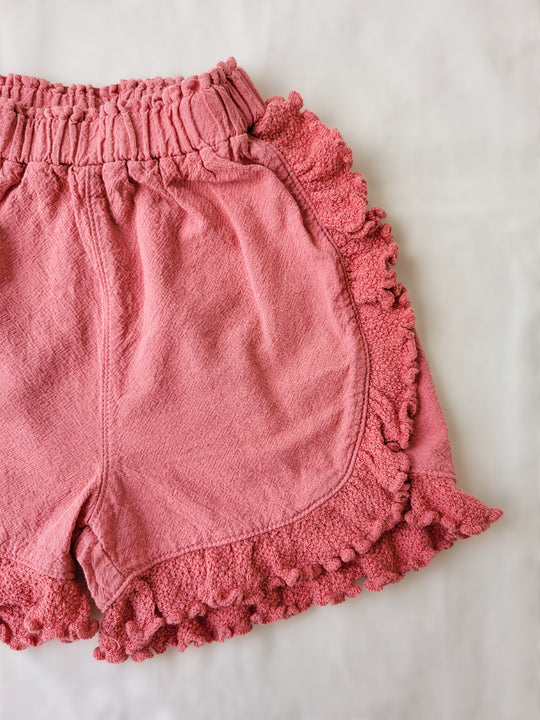 The beautiful Linn shorts are a wide-fit style. Perfect for climbing up trees or going on an adventure in the forest. Its lightweight cotton-knitted ruffles give the perfect light and artisanal touch. Flicka, Barn och Babis kläder. Barn kortbyxor, byxor, byxa. Combine with any other top from anny of our Liten Aventuris collections.