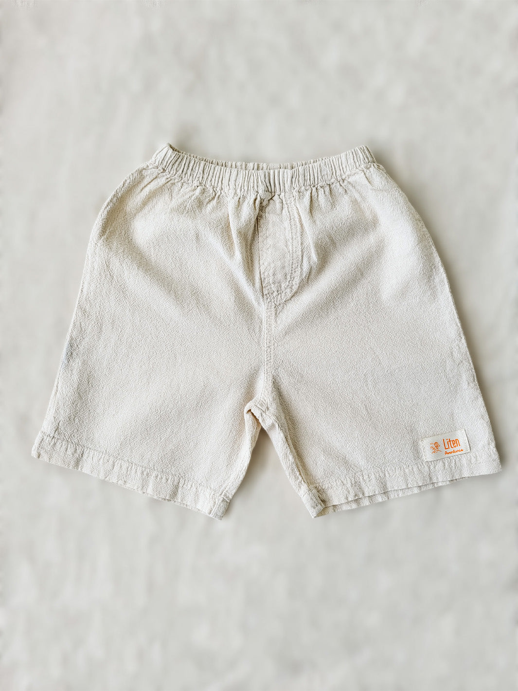 Liten Aventuris Natural Tocuyo Cotton shorts for kids. Our Niko shorts are perfect for exploring outside. With its loose-fitting size and soft elastic on the waist, toddlers and kids will feel comfortable and free. Perfect for boys and girls. Barnkläder, Bomullskläder, Natural kläder. Flicka och pojken kläder. Barn kortbyxor, byxor, .byxa.