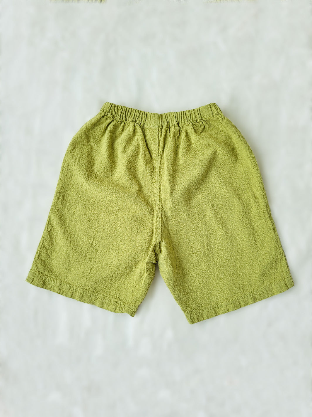 Liten Aventuris Natural Tocuyo Cotton shorts for kids. Our Niko shorts are perfect for exploring outside. With its loose-fitting size and soft elastic on the waist, toddlers and kids will feel comfortable and free. Perfect for boys and girls. Barnkläder, Bomullskläder, Natural kläder. Flicka och pojken kläder. Barn kortbyxor, byxor, .byxa.