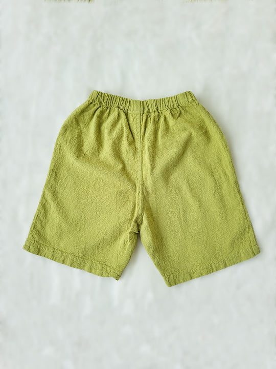Liten Aventuris Natural Tocuyo Cotton shorts for kids. Our Niko shorts are perfect for exploring outside. With its loose-fitting size and soft elastic on the waist, toddlers and kids will feel comfortable and free. Perfect for boys and girls. Barnkläder, Bomullskläder, Natural kläder. Flicka och pojken kläder. Barn kortbyxor, byxor, .byxa.