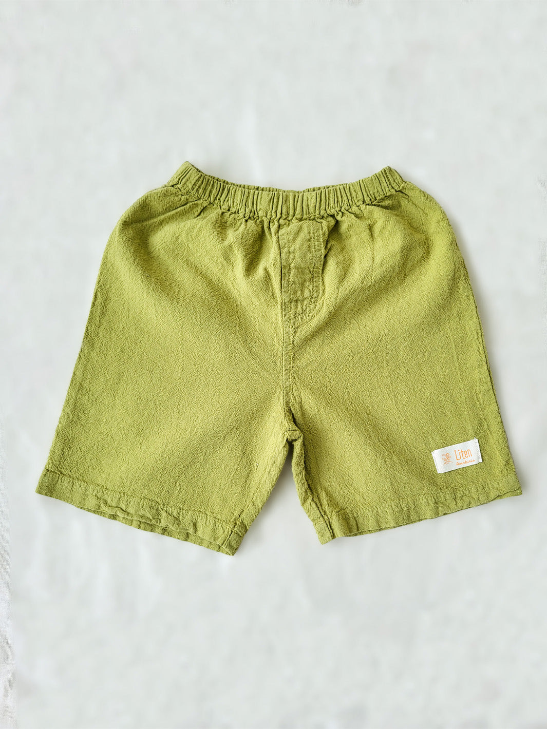 Liten Aventuris Natural Tocuyo Cotton shorts for kids. Our Niko shorts are perfect for exploring outside. With its loose-fitting size and soft elastic on the waist, toddlers and kids will feel comfortable and free. Perfect for boys and girls. Barnkläder, Bomullskläder, Natural kläder. Flicka och pojken kläder. Barn kortbyxor, byxor, .byxa.