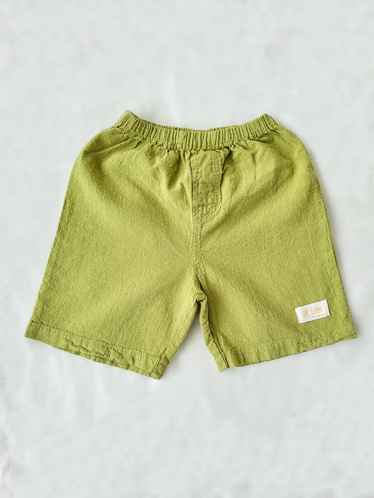 Liten Aventuris Natural Tocuyo Cotton shorts for kids. Our Niko shorts are perfect for exploring outside. With its loose-fitting size and soft elastic on the waist, toddlers and kids will feel comfortable and free. Perfect for boys and girls. Barnkläder, Bomullskläder, Natural kläder. Flicka och pojken kläder. Barn kortbyxor, byxor, .byxa.