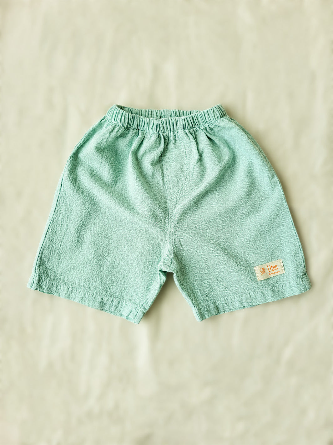 Liten Aventuris Natural Tocuyo Cotton shorts for kids. Our Niko shorts are perfect for exploring outside. With its loose-fitting size and soft elastic on the waist, toddlers and kids will feel comfortable and free. Perfect for boys and girls. Barnkläder, Bomullskläder, Natural kläder. Flicka och pojken kläder. Barn kortbyxor, byxor, .byxa.