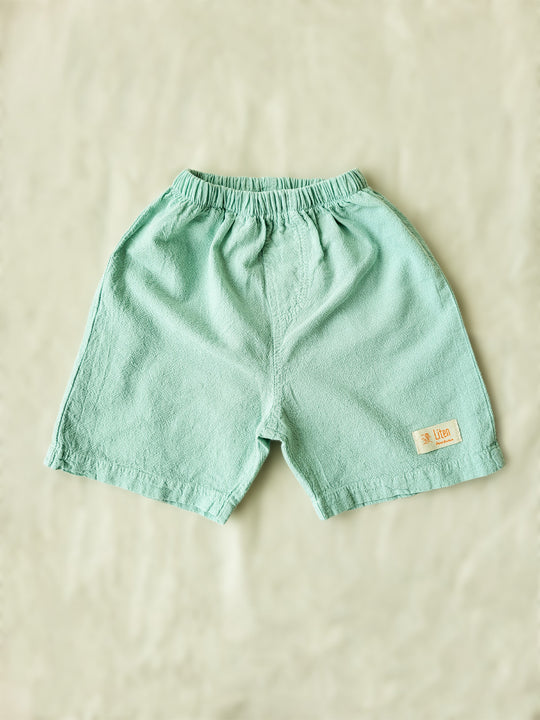 Liten Aventuris Natural Tocuyo Cotton shorts for kids. Our Niko shorts are perfect for exploring outside. With its loose-fitting size and soft elastic on the waist, toddlers and kids will feel comfortable and free. Perfect for boys and girls. Barnkläder, Bomullskläder, Natural kläder. Flicka och pojken kläder. Barn kortbyxor, byxor, .byxa.