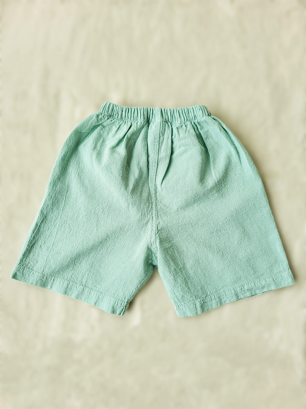 Liten Aventuris Natural Tocuyo Cotton shorts for kids. Our Niko shorts are perfect for exploring outside. With its loose-fitting size and soft elastic on the waist, toddlers and kids will feel comfortable and free. Perfect for boys and girls. Barnkläder, Bomullskläder, Natural kläder. Flicka och pojken kläder. Barn kortbyxor, byxor, .byxa.