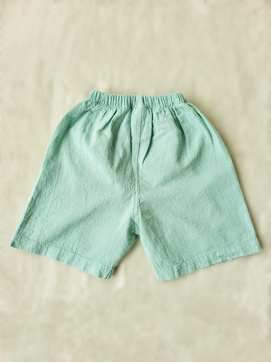 Liten Aventuris Natural Tocuyo Cotton shorts for kids. Our Niko shorts are perfect for exploring outside. With its loose-fitting size and soft elastic on the waist, toddlers and kids will feel comfortable and free. Perfect for boys and girls. Barnkläder, Bomullskläder, Natural kläder. Flicka och pojken kläder. Barn kortbyxor, byxor, .byxa.
